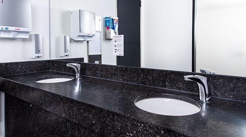 Grifos de baños públicos: Cómo prevenir fugas y reducir el mantenimiento en instalaciones de alto tránsito.